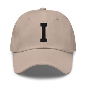 Gorra de papá bordada con letra del alfabeto I de la universidad / Hilo negro