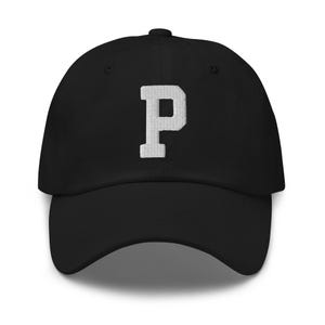 Gorra de papá bordada con letra P del alfabeto universitario / Hilo blanco