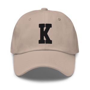 Gorra de papá bordada con letra universitaria del alfabeto K / Hilo negro