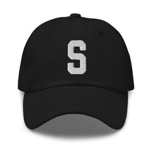 Gorra de papá bordada con letra universitaria del alfabeto S / Hilo blanco