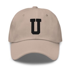 Gorra de papá bordada con letra del alfabeto U de la universidad / Hilo negro