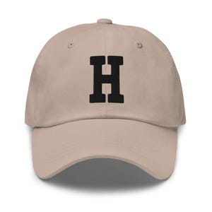 Gorra de papá bordada con letra universitaria del alfabeto H / Hilo negro