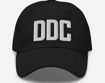 DDC Flughafen Code Mütze Bestickte Mütze Papa Hut Dodge City Kansas ReiseGeschenk Gastgeber Real Estate Neubeginn Umzug Geschenk