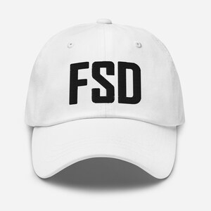 Peut inclure: Casquette de baseball blanche avec un texte brodé en noir qui dit "FSD".