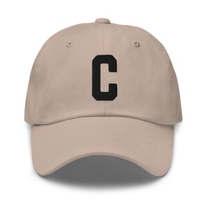 Gorra de papá bordada con letra universitaria del alfabeto C / hilo negro