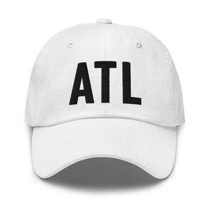 Könnte beinhalten: Weiße Baseballkappe mit schwarzem Text "ATL" auf der Vorderseite.