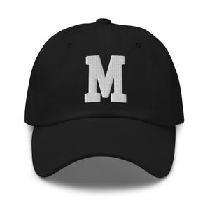 Gorra de papá bordada con letra universitaria del alfabeto M / Hilo blanco