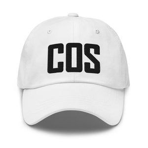 Pode incluir: Boné de beisebol branco com texto bordado em preto que diz "COS".