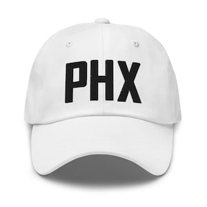 Könnte beinhalten: Weiße Baseballkappe mit schwarzem Stickerei-Text "PHX" auf der Vorderseite.
