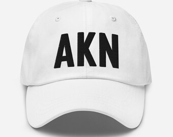 AKN Flughafen Code Bestickte Mütze PapaMütze König Lachs Alaska ReiseGeschenk Gastgeber Real Estate Neubeginn Umzug Geschenk