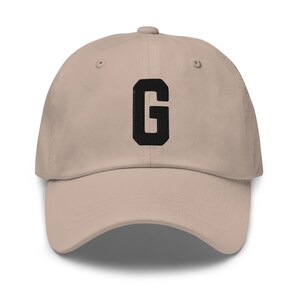 Gorra de papá bordada con letra universitaria del alfabeto G / Hilo negro