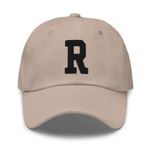 Gorra de papá bordada con letra universitaria del alfabeto R / hilo negro