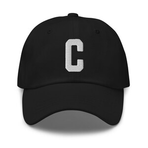 Gorra de papá bordada con letra universitaria del alfabeto C / hilo blanco
