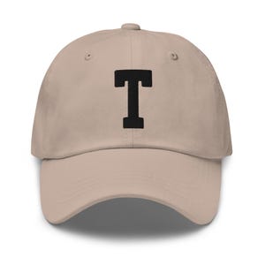 Gorra de papá bordada con letra T del alfabeto universitario / Hilo negro