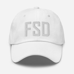 Peut inclure: Casquette de baseball blanche avec les lettres "FSD" brodées en gris clair. La casquette a une visière incurvée et une sangle réglable. Le chapeau est fait d'un tissu doux et durable.