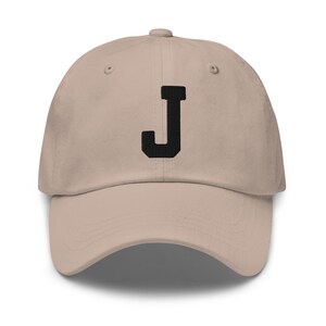 Gorra de papá bordada con letra universitaria del alfabeto J / Hilo negro