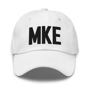 Puede incluir: Gorra de béisbol blanca con texto bordado en negro que dice "MKE".