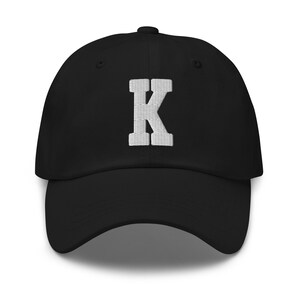 Gorra de papá bordada con letra universitaria del alfabeto K / Hilo blanco