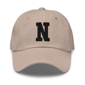 Gorra de papá bordada con letra universitaria del alfabeto N / Hilo negro