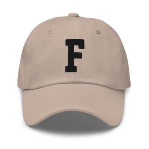 Gorra de papá bordada con letra del alfabeto F de la universidad / Hilo negro