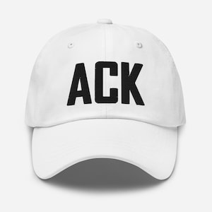 Può includere: Cappellino da baseball bianco con testo ricamato nero che dice "ACK".