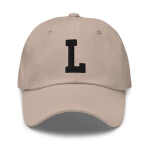 Gorra de papá bordada con letra universitaria del alfabeto L / Hilo negro