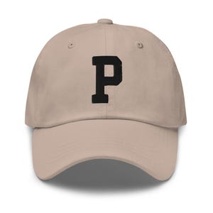 Gorra de papá bordada con letra P del alfabeto universitario / Hilo negro