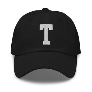 Gorra de papá bordada con letra T del alfabeto universitario / Hilo blanco