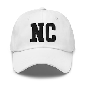 NC Carolina del Norte bordado sombrero de papá / hilo negro / iniciales del estado gorra de béisbol con letras universitarias