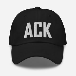 Può includere: Un cappello da baseball nero con testo ricamato in bianco che dice "ACK".