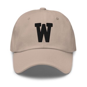 Gorra de papá bordada con letra universitaria del alfabeto W / hilo negro
