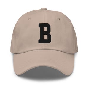 Gorra de papá bordada con letra universitaria del alfabeto B / Hilo negro