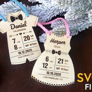 Baby Stats Christmas Ornament SVG archivo - primer niño de Navidad y niña onesie - anuncio de nacimiento de regalo de recién nacido bebé - Glowforge corte láser