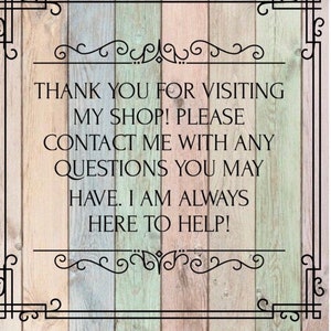 Op de afbeelding: Een bord met een houten achtergrond en een zwarte rand. Het bord heeft een decoratieve rand en de tekst "THANK YOU FOR VISITING MY SHOP! PLEASE CONTACT ME WITH ANY QUESTIONS YOU MAY HAVE. I AM ALWAYS HERE TO HELP!"