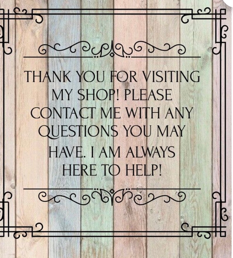 Op de afbeelding: Een bord met een houten achtergrond en een zwarte rand. Het bord heeft een decoratieve rand en de tekst "THANK YOU FOR VISITING MY SHOP! PLEASE CONTACT ME WITH ANY QUESTIONS YOU MAY HAVE. I AM ALWAYS HERE TO HELP!"