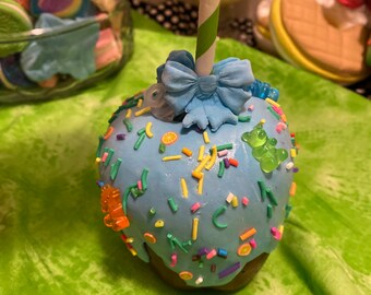 Manzanas de caramelo falsas, manzana de caramelo falsa con caramelo morado falso, goteo falso, manzanas de caramelo falsas para exhibición