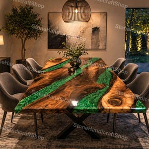 Puede incluir: Una gran mesa de comedor de madera con un río de resina epoxi verde en el centro. La mesa está rodeada de sillas grises. La mesa mide aproximadamente 254 cm de largo. La habitación tiene un diseño moderno.