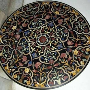 Zwart marmeren blad midden salontafel halfedelsteen inlegwerk Bloemdessin Pietra Dura Fine Work Luxe boerderijmeubilair Buitendecors