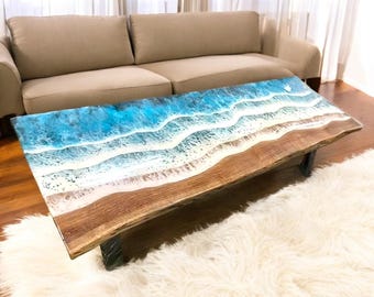 Mesa de comedor hecha a mano con resina epoxi y diseño de río: Mesa de comedor con borde natural y diseño de olas del océano.