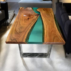 Handgemaakte riviertafel van epoxyhars: luxe bureau met houten plaat