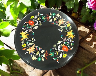 Mesa de centro de mármol negro: marquetería floral con incrustaciones de piedras preciosas