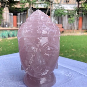 Figurine bouddhiste semi-précieuse rose sculptée à la main en quartz rose naturel