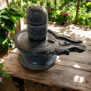 Lingam Shiva de mármol negro de primera calidad, hecho a mano, elegante para espacios sagrados, perfecto para el culto hindú y templos domésticos.