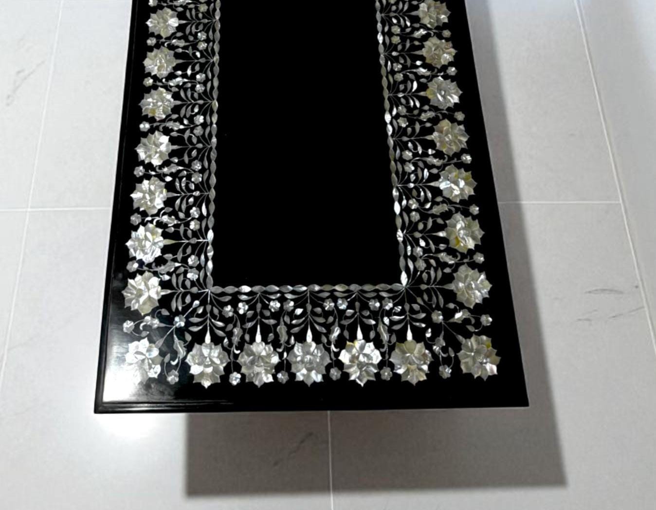 黒大理石のダイニングテーブルトップ：真珠貝の花模様象嵌、インド工芸