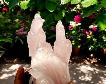 ローズクォーツの鳥の彫刻：アメジストの台座、瑪瑙とソーダライトの羽