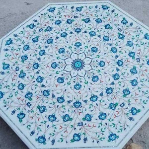 Witmarmeren bijzettafelblad halfedelsteen inlegwerk turkoois edelsteen Pietra Dura kunst moderne meubels uit het midden van de eeuw tuindecoraties