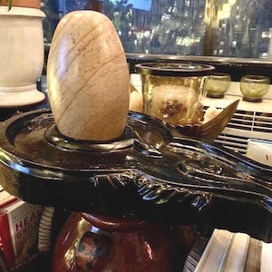 Narmada River Stone Shivling: 8&quot; zwarte Shiva lingam voor tempeldecoratie
