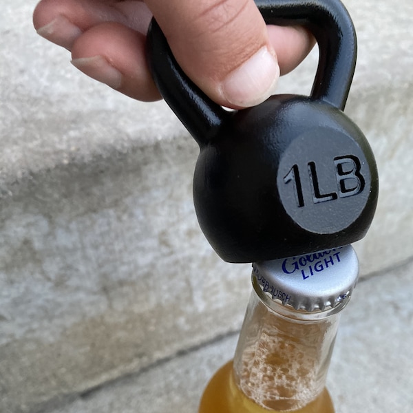 Otwieracz do butelek Kettlebell o wadze 1 funta, ręcznie robiony z prawdziwego żeliwa z autentyczną powłoką