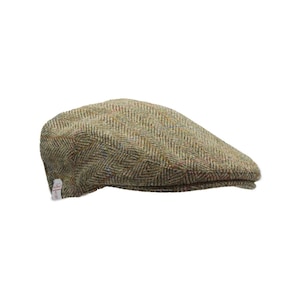 Puede incluir: Una gorra plana de tweed verde, marrón y azul con un patrón de espiga.