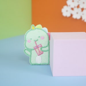 かわいい漫画の赤ちゃん恐竜の水飲みパッチ、アイロン接着パッチ/刺繍パッチ/面白いパッチ/アップリケ/縫い付けパッチ